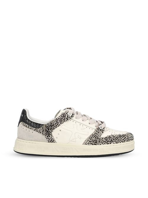 Sneakers realizzate in pelle