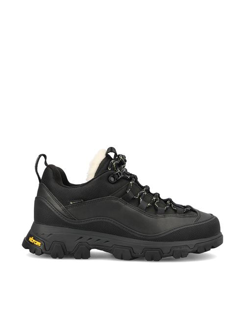 Sneakers realizzate in pelle impermeabile