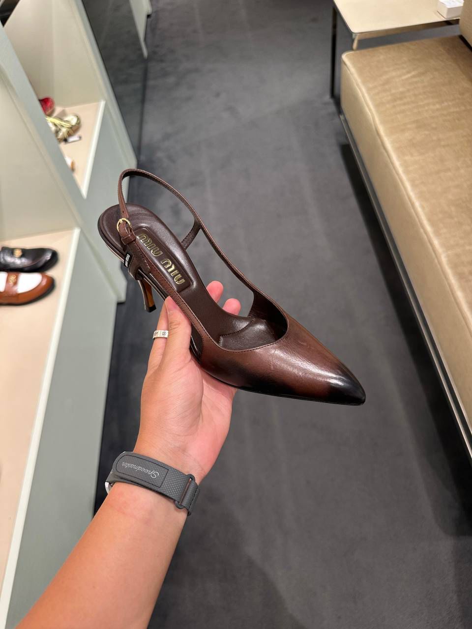 Leather pumps