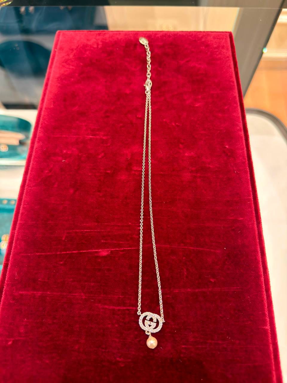 Interlocking G necklace with pearl