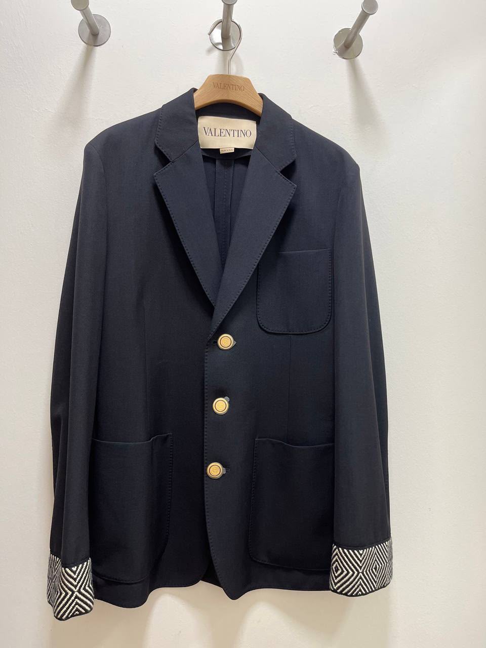 Single-breasted blazer with geometric cuff detail