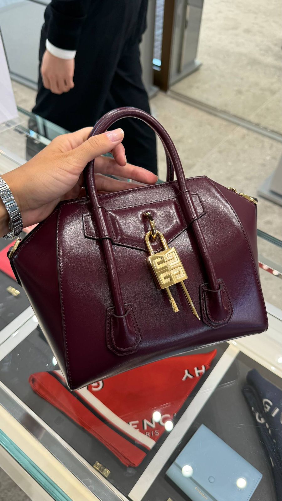 Antigona Lock Small Handbag