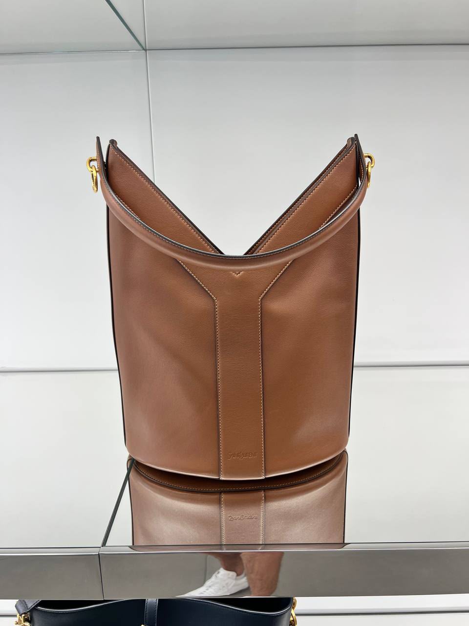 Le 5 à 7 Supple Hobo Bag