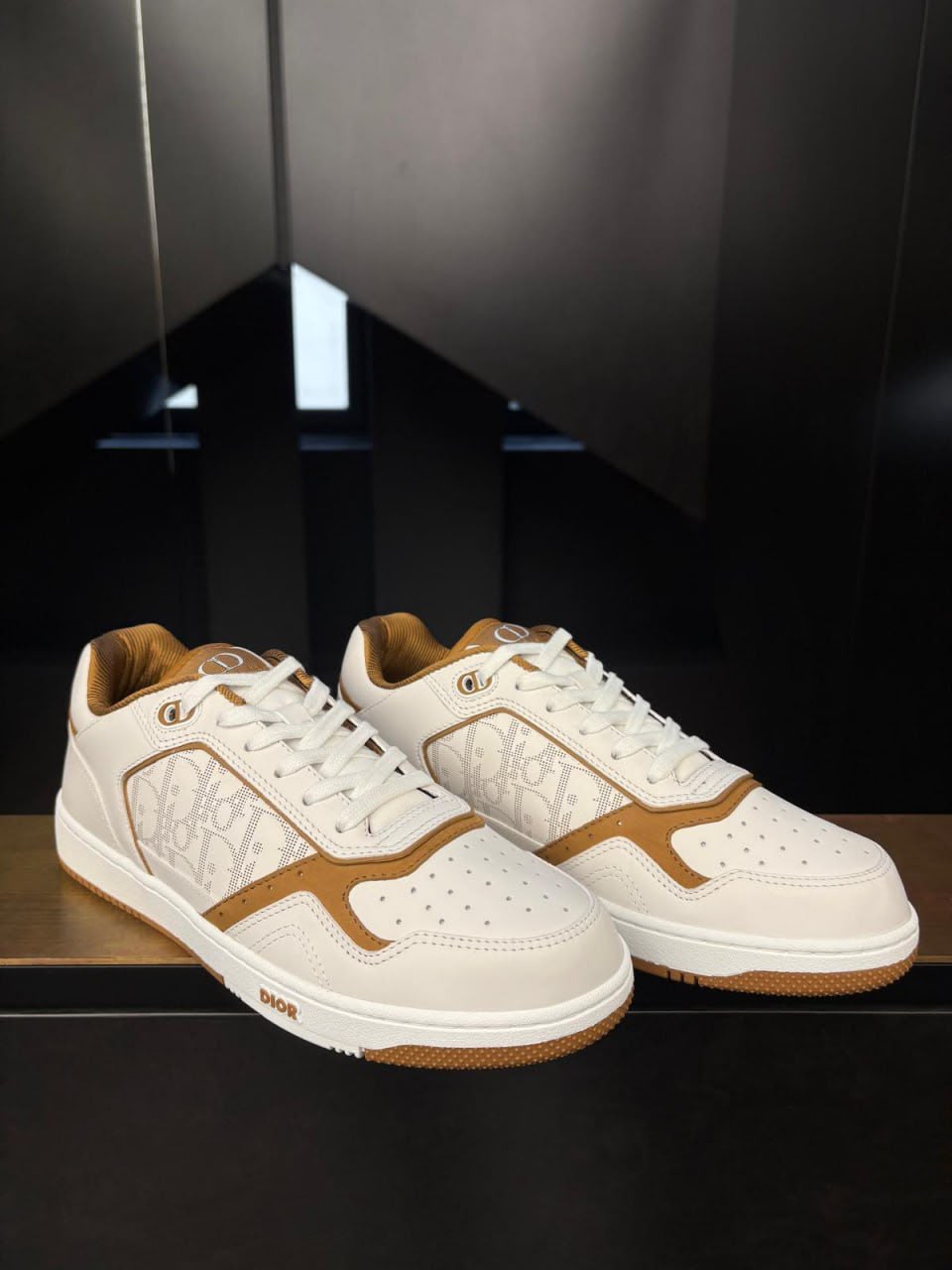 B27 Low-Top Sneaker