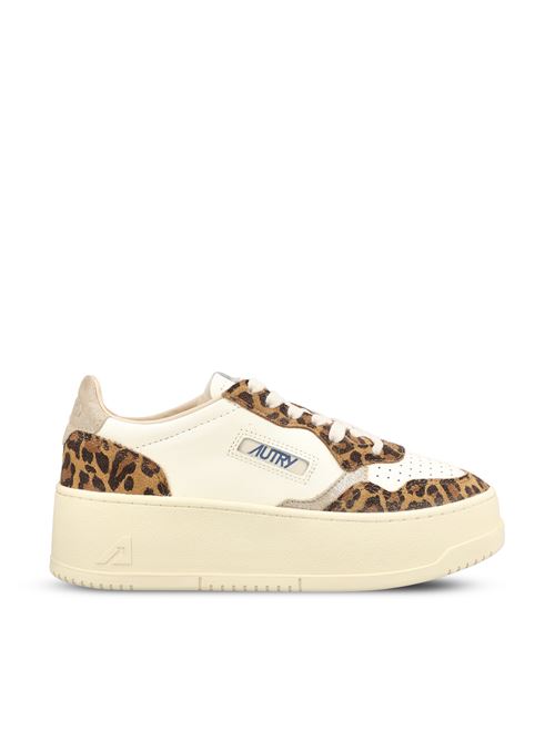 Sneakers realizzate in pelle