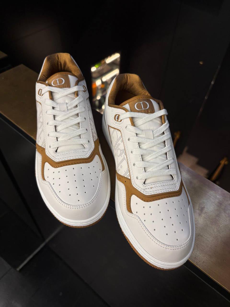 B27 Low-Top Sneaker