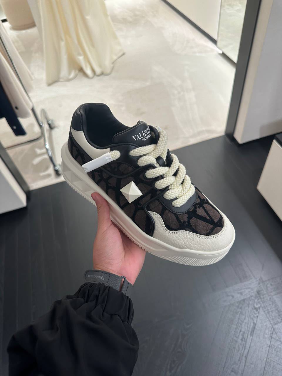 One Stud Low-Top Sneaker in Toile Iconographe
