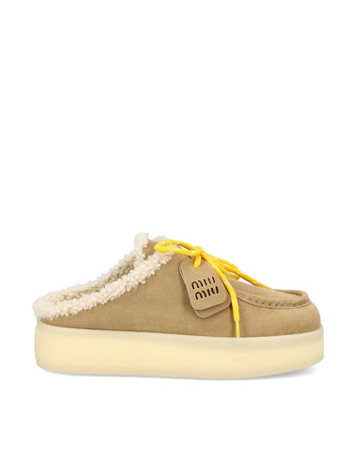 Sabot realizzati in pelle scamosciata