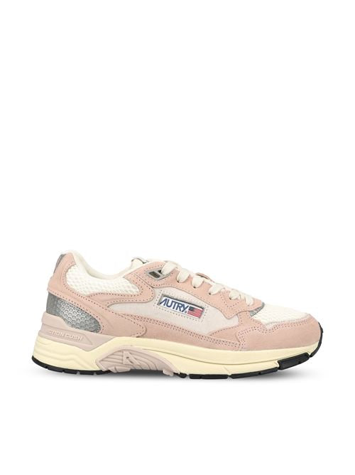 Sneakers realizzate in pelle e mesh