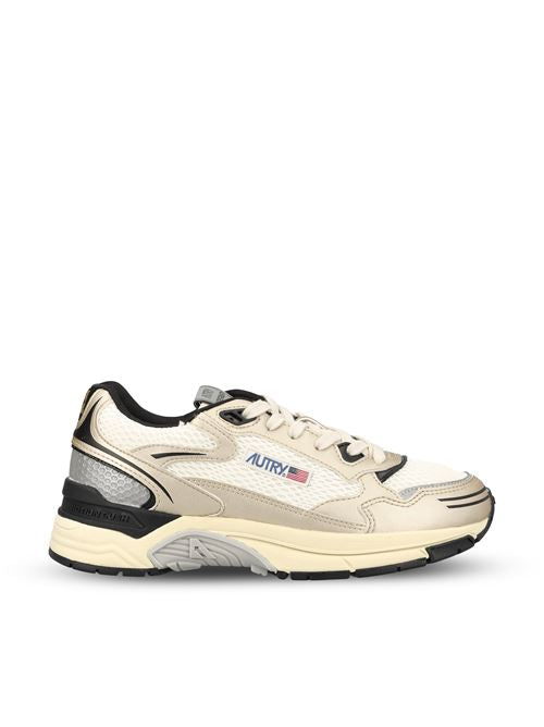 Sneakers realizzate in pelle e mesh