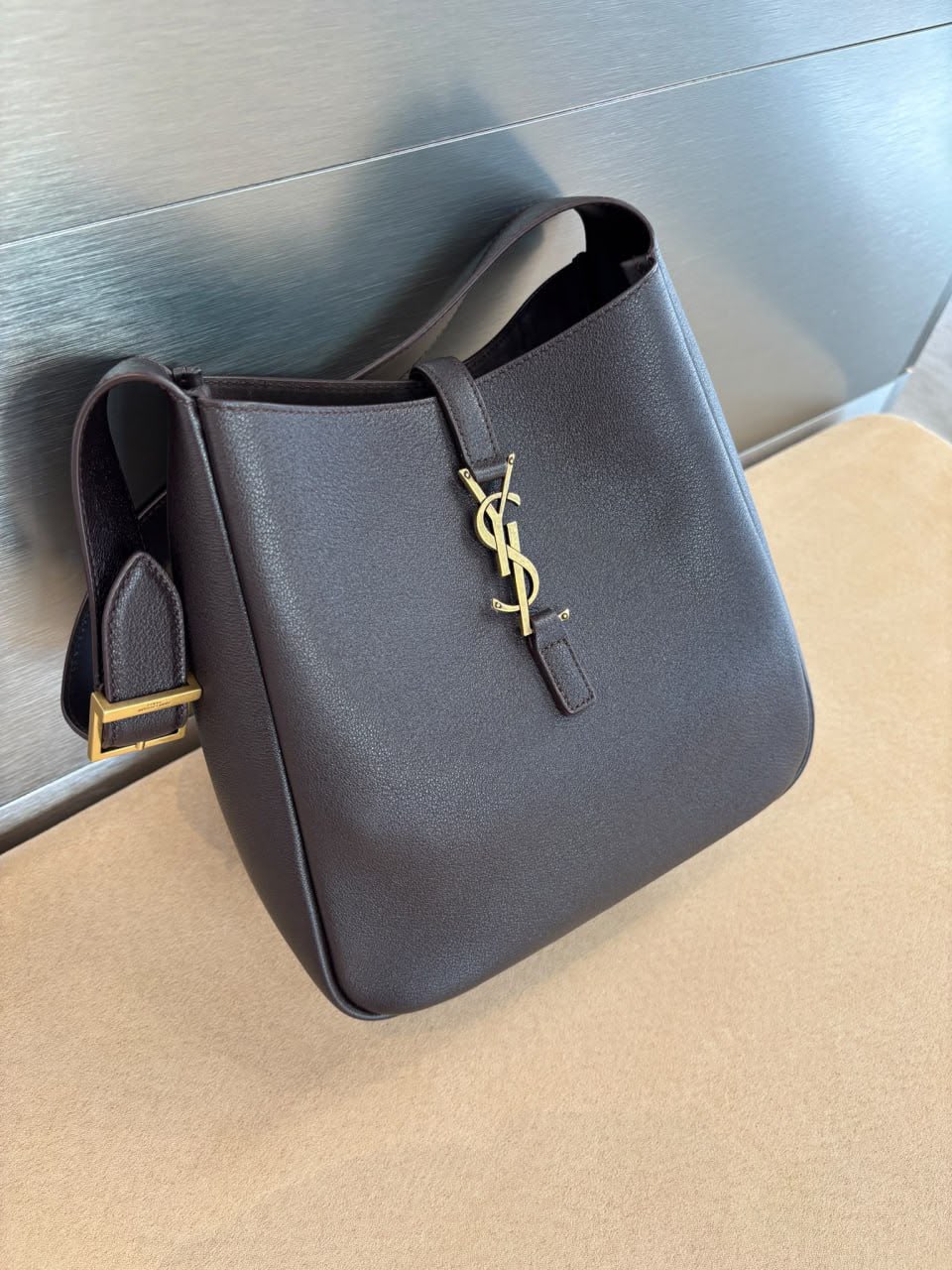 Le 5 à 7 Supple Hobo Bag
