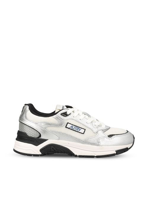 Sneakers realizzate in pelle e mesh