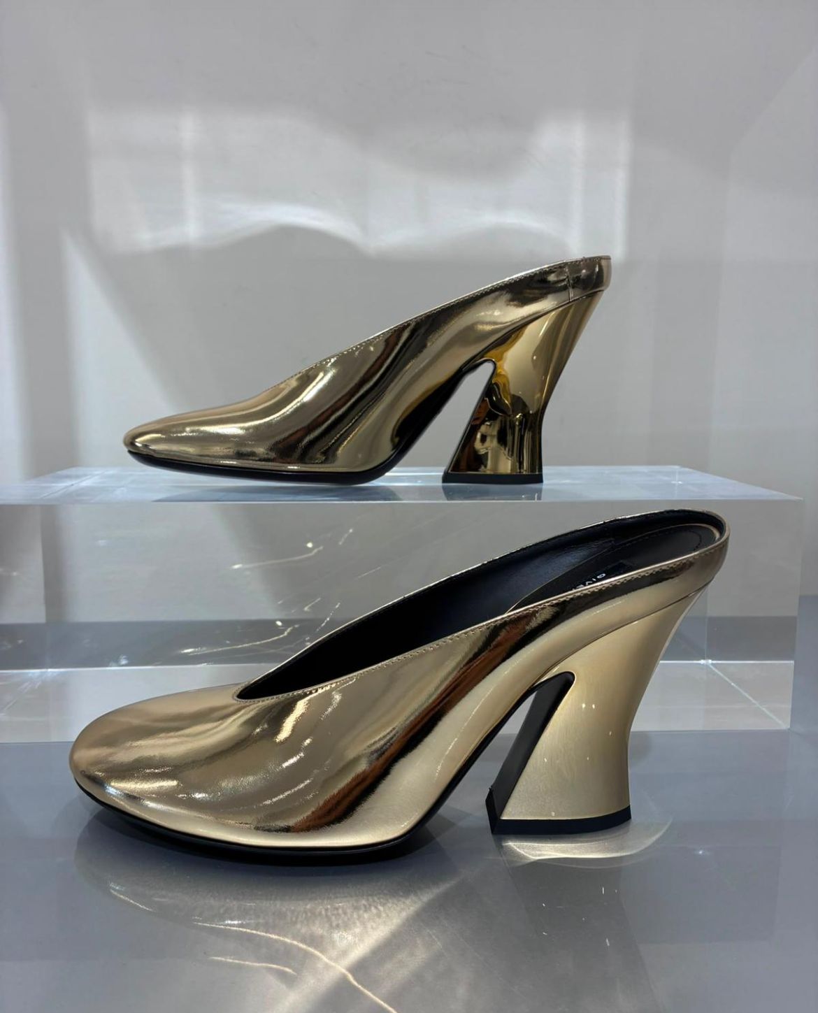 Shark Lock Mules in Metallic Leather