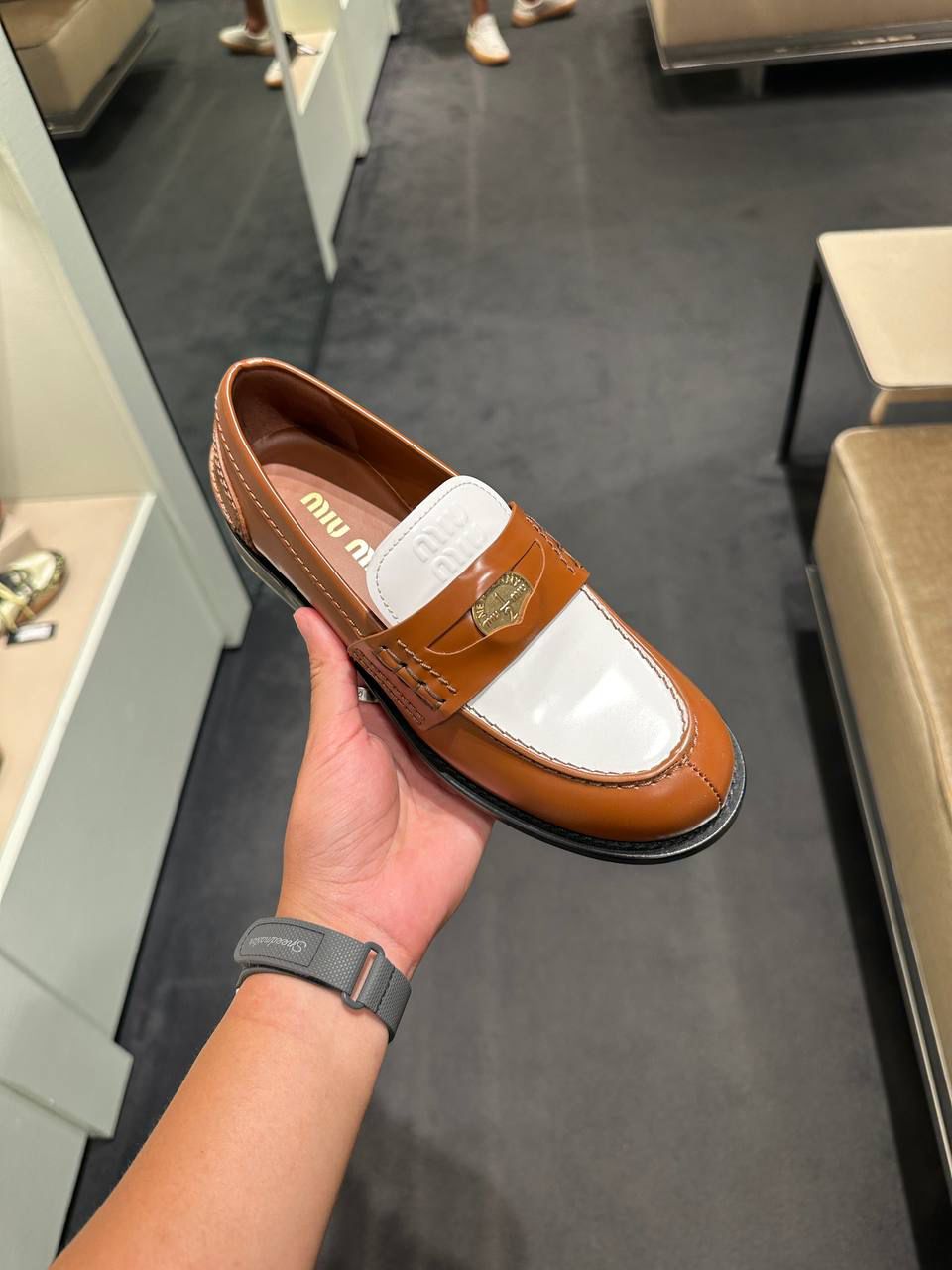 Leather lace-up shoes