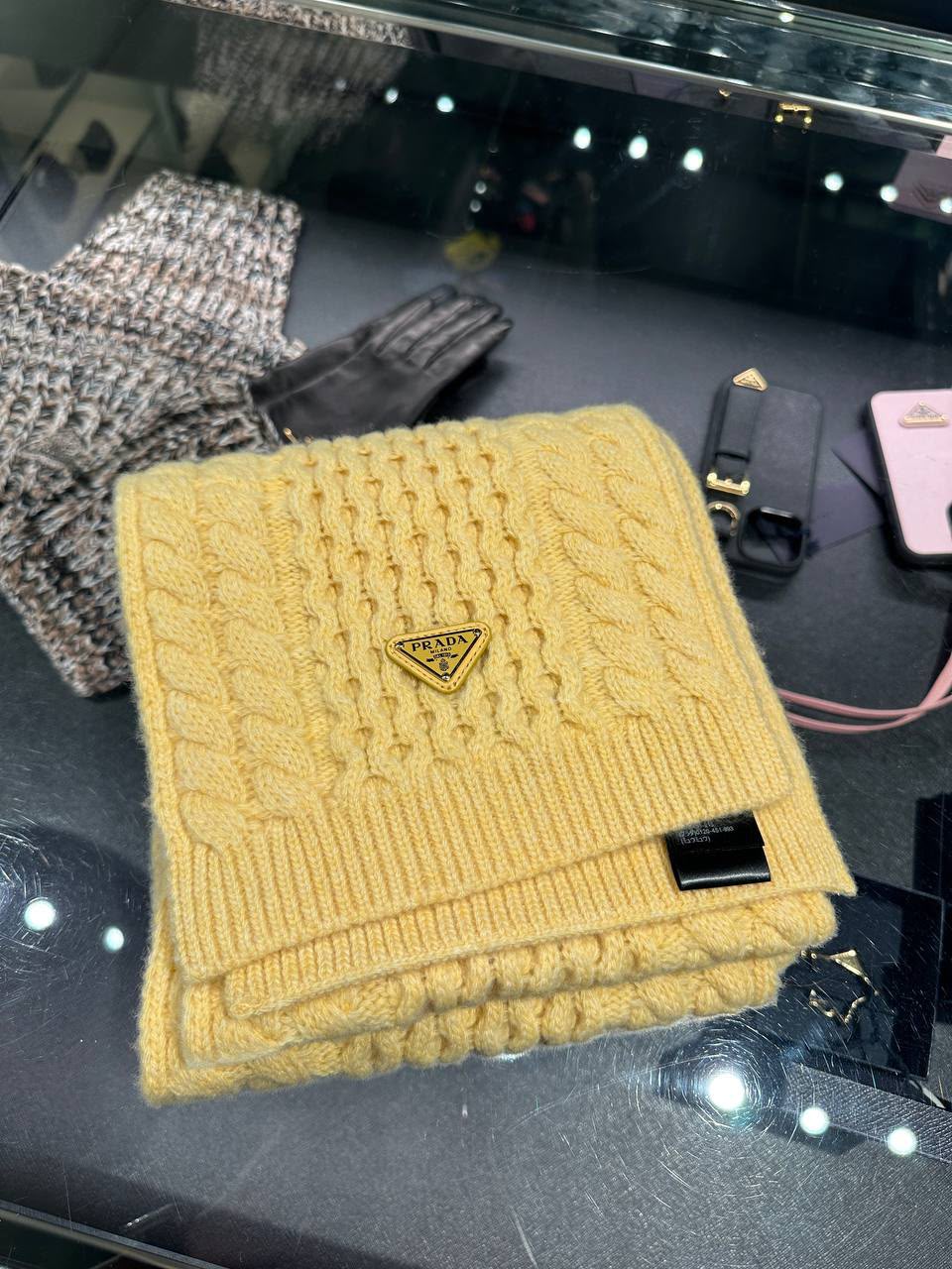 Cable-knit cashmere scarf