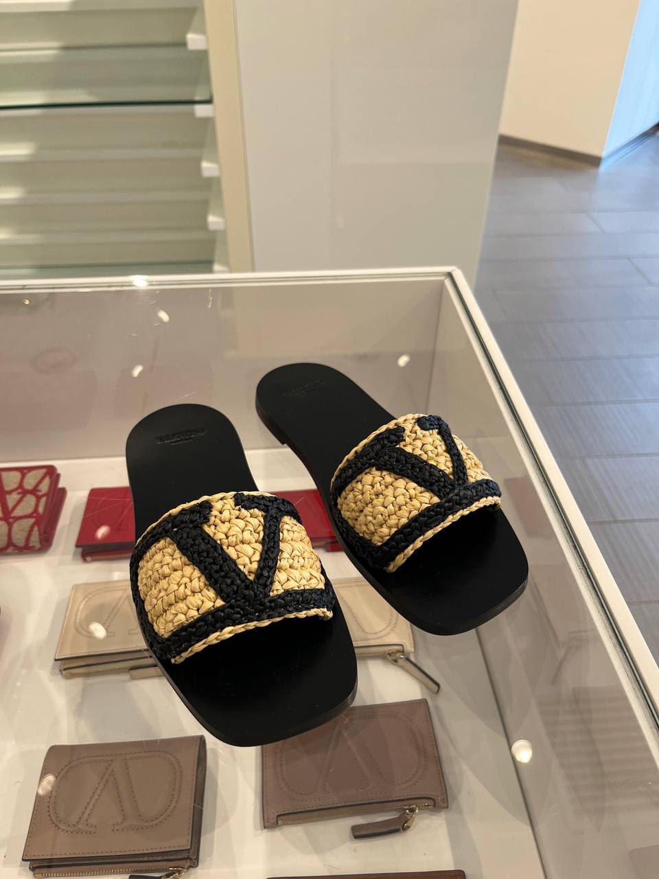 VLogo Signature slide in raffia