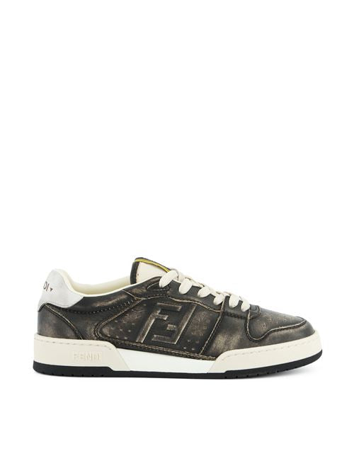 Sneakers realizzate in pelle
