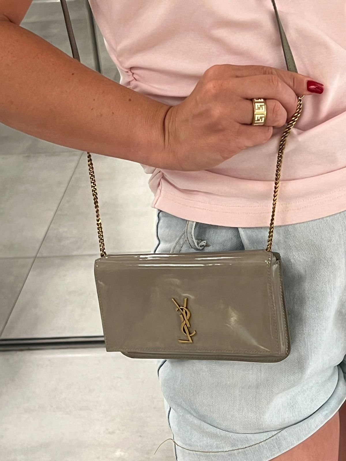 Le 5 à 7 Phone Holder in Patent Leather