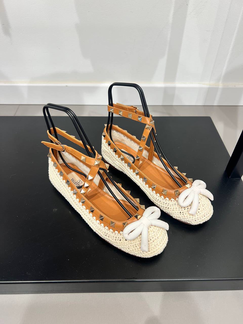 Garavani Rockstud Raffia Ballet Flats