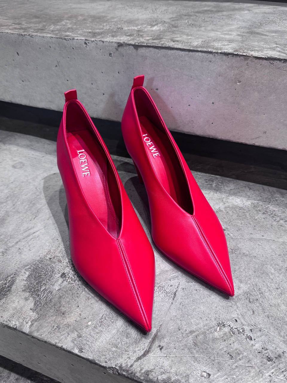 V-neck pumps in nappa lambskin