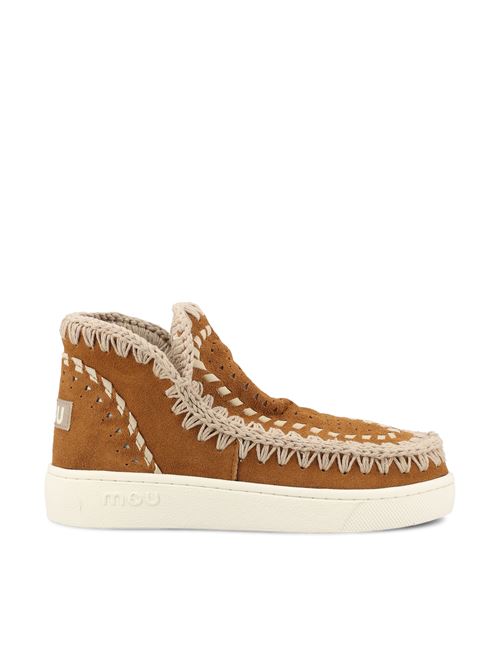 Sneakers realizzate in camoscio