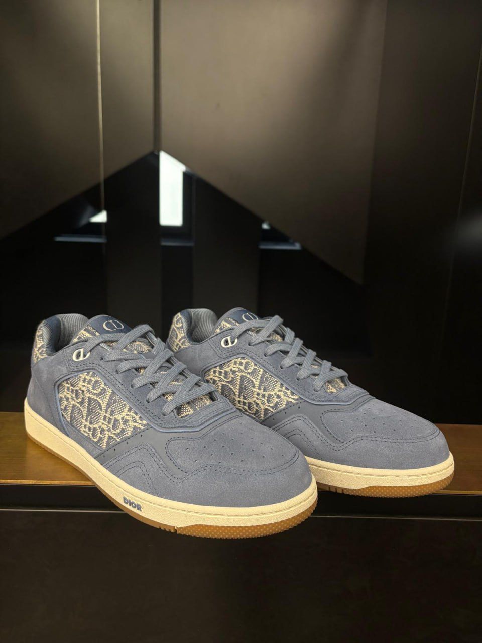 B27 Low-Top Sneaker
