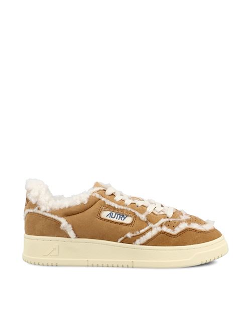 Sneakers realizzate in pelle scamosciata
