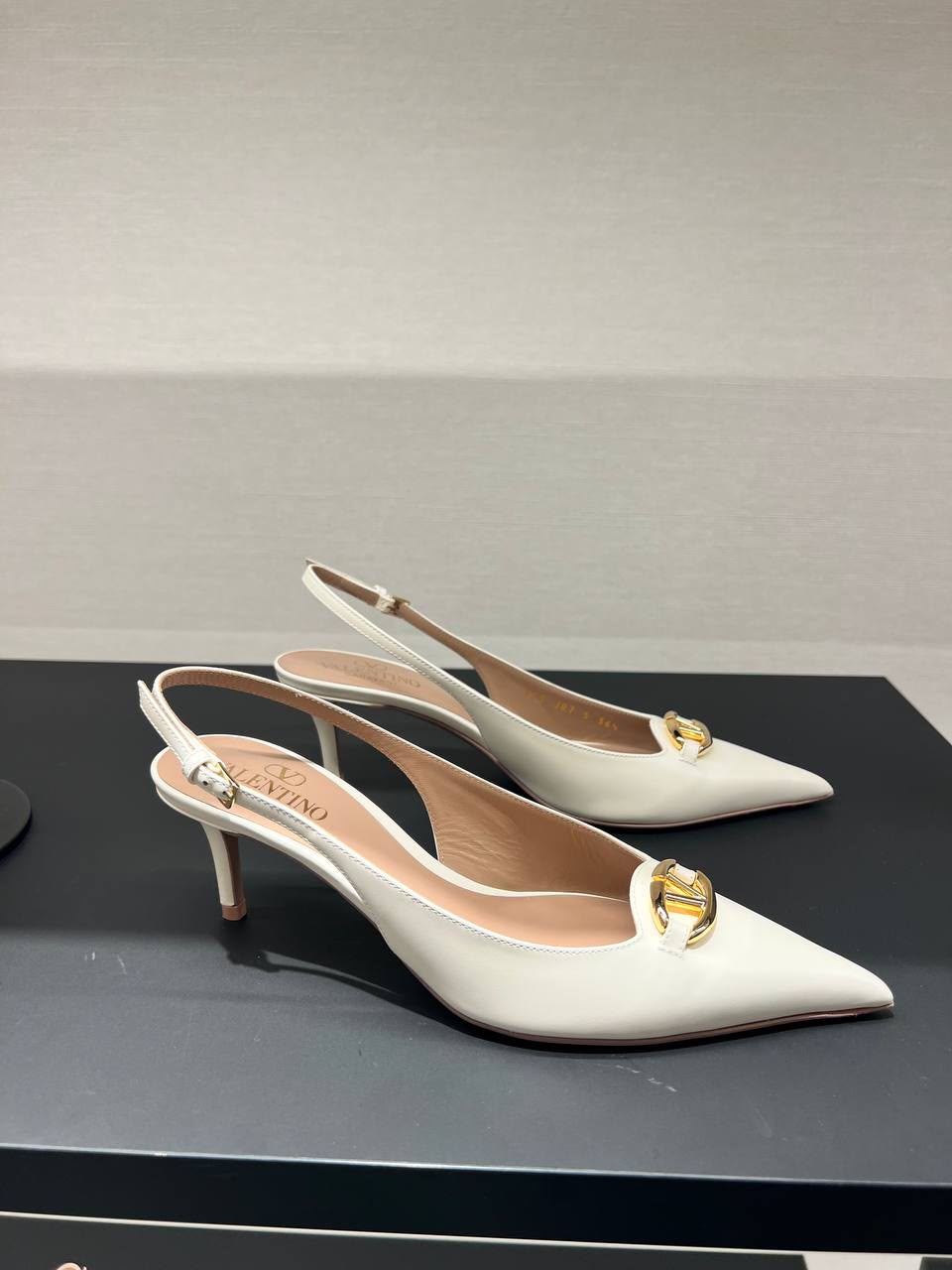 Garavani VLogo Signature Slingback Pump