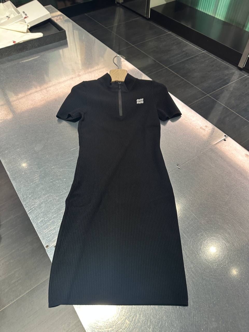 Ribbed knit dress with zipper