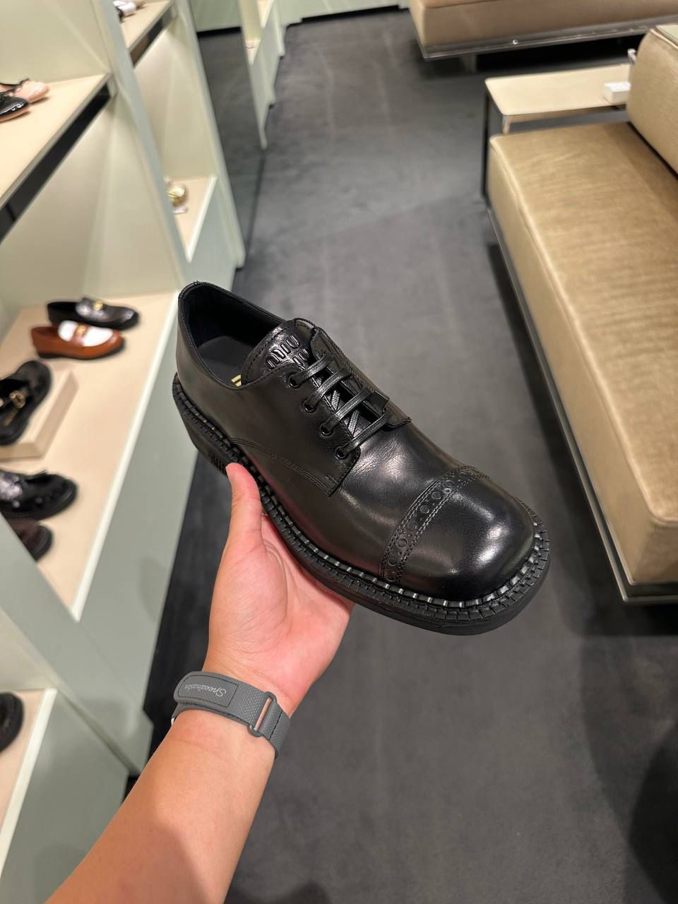 Leather lace-up shoes