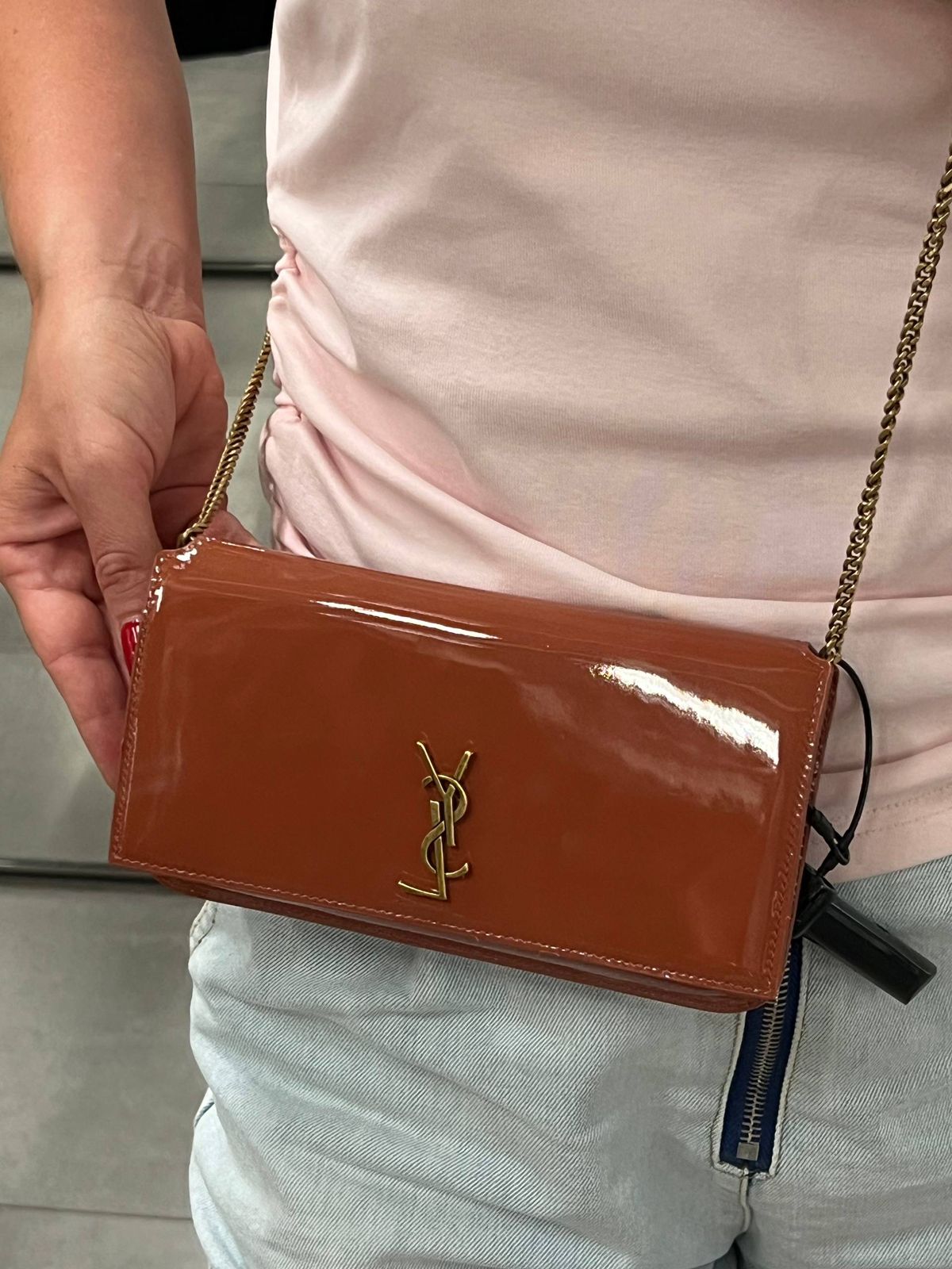 Le 5 à 7 Phone Holder in Patent Leather