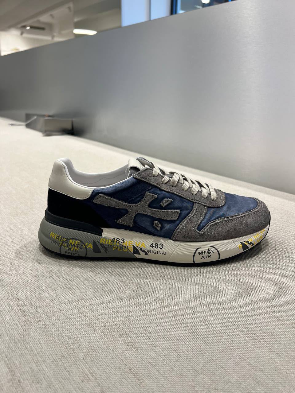 Mid-Quinn Sneakers