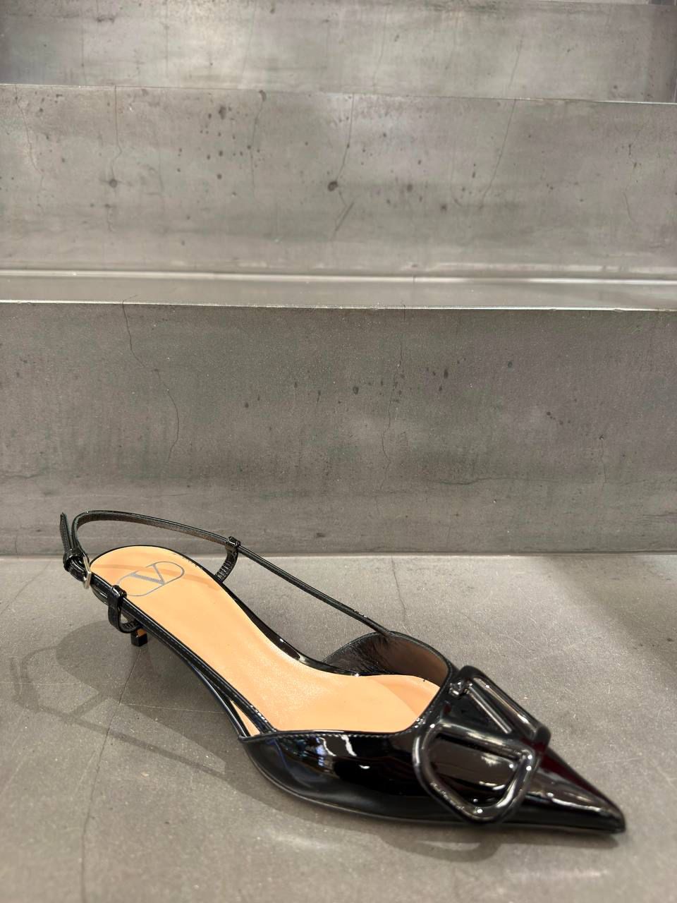 Garavani VLogo Signature Slingback Pump
