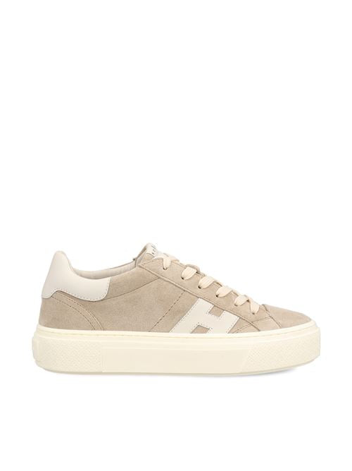Sneakers realizzate in pelle scamosciata
