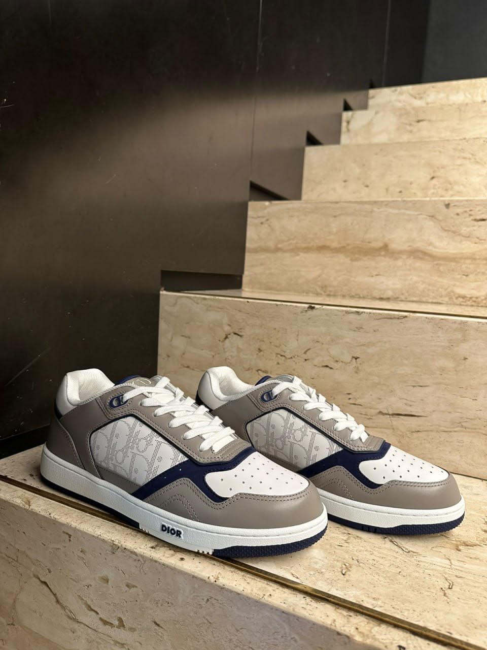 B27 Low-Top Sneaker