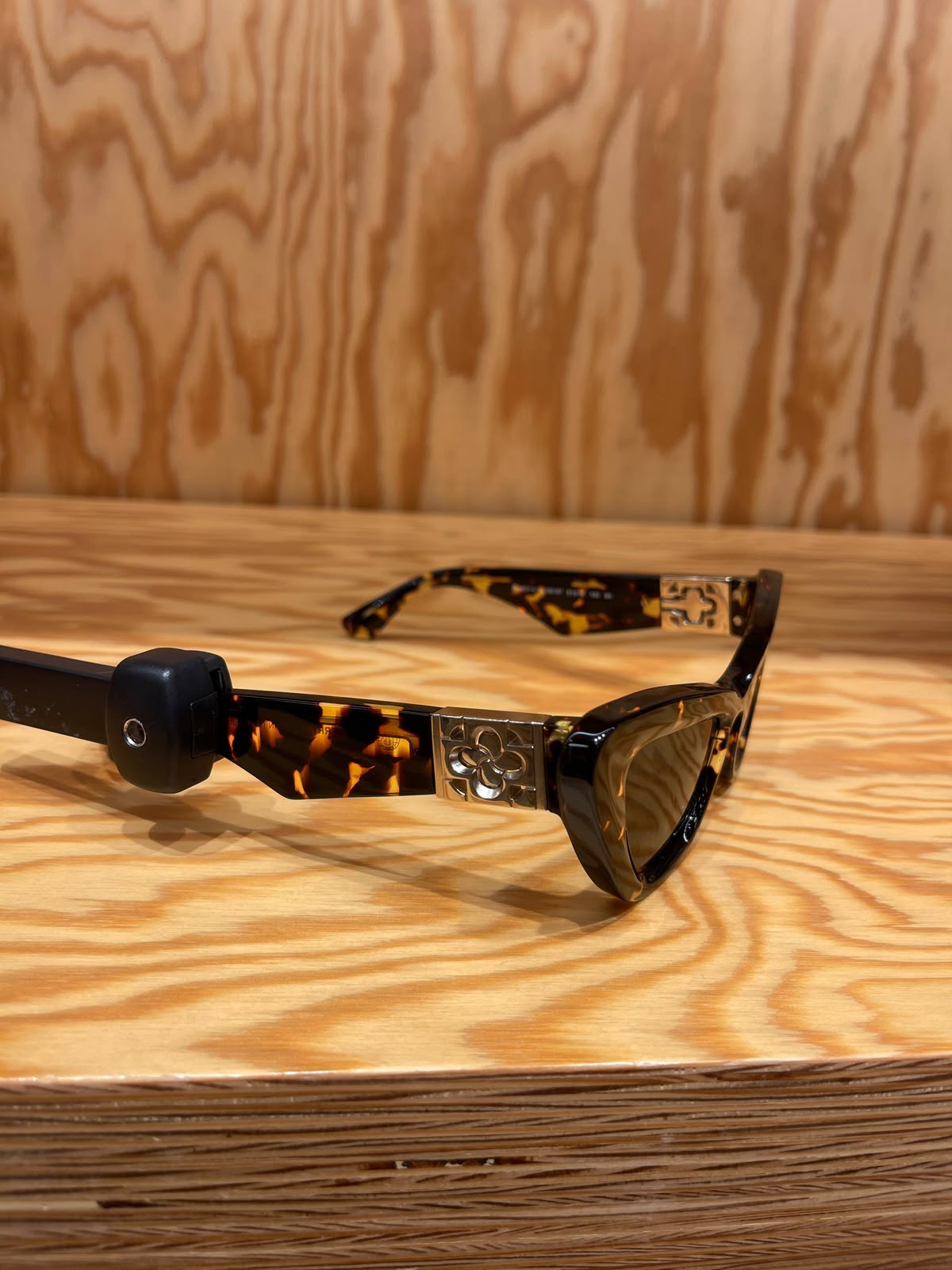 BE4368 Cat-Eye Sunglasses