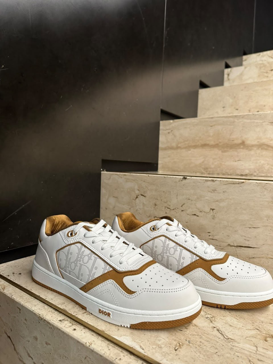 B27 Low-Top Sneaker