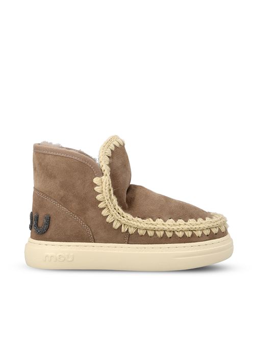 Sneakers realizzate in pelle scamosciata