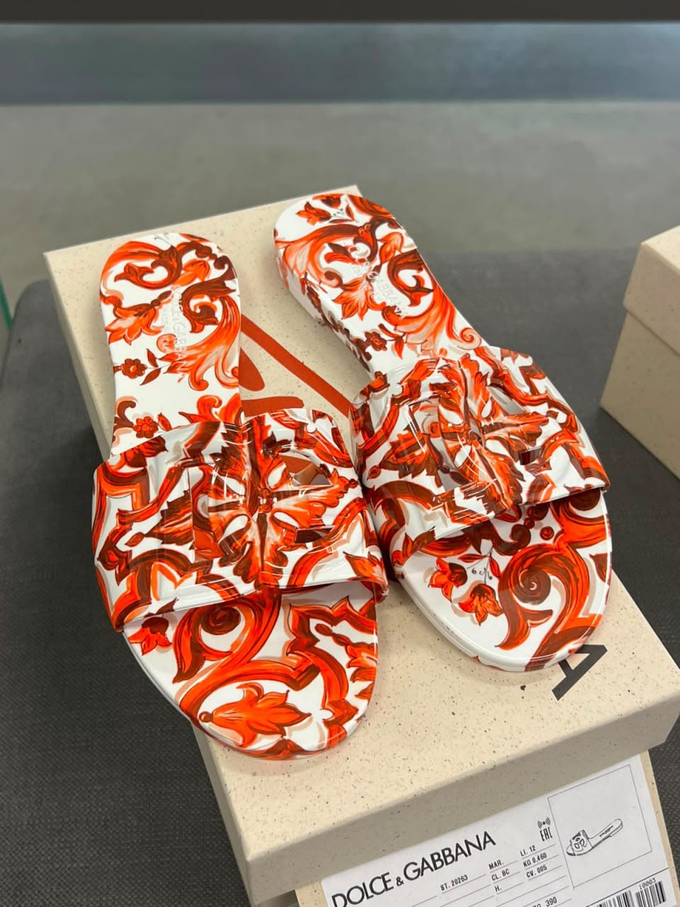 Majolica-print rubber slides