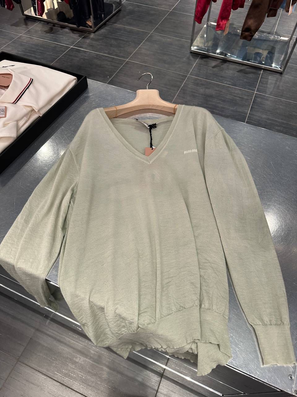 V-neck cashmere sweater