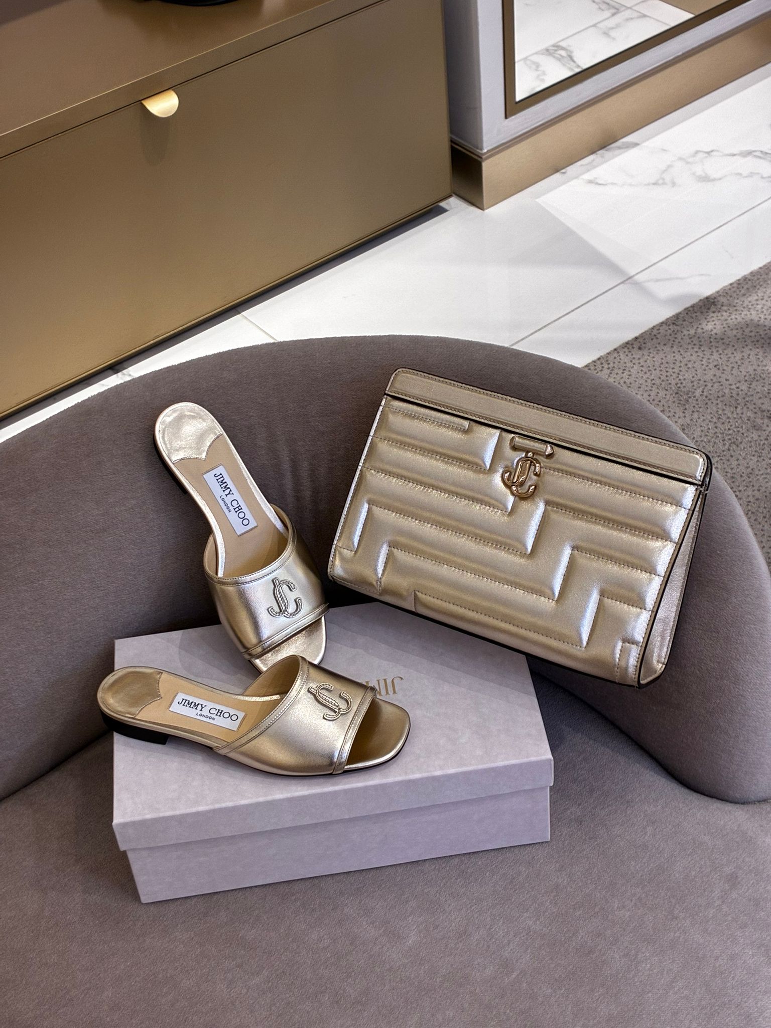 Diamond Soft Flat Slides and Varenne Avenue Clutch