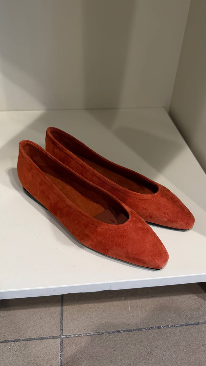 The Glove Flat