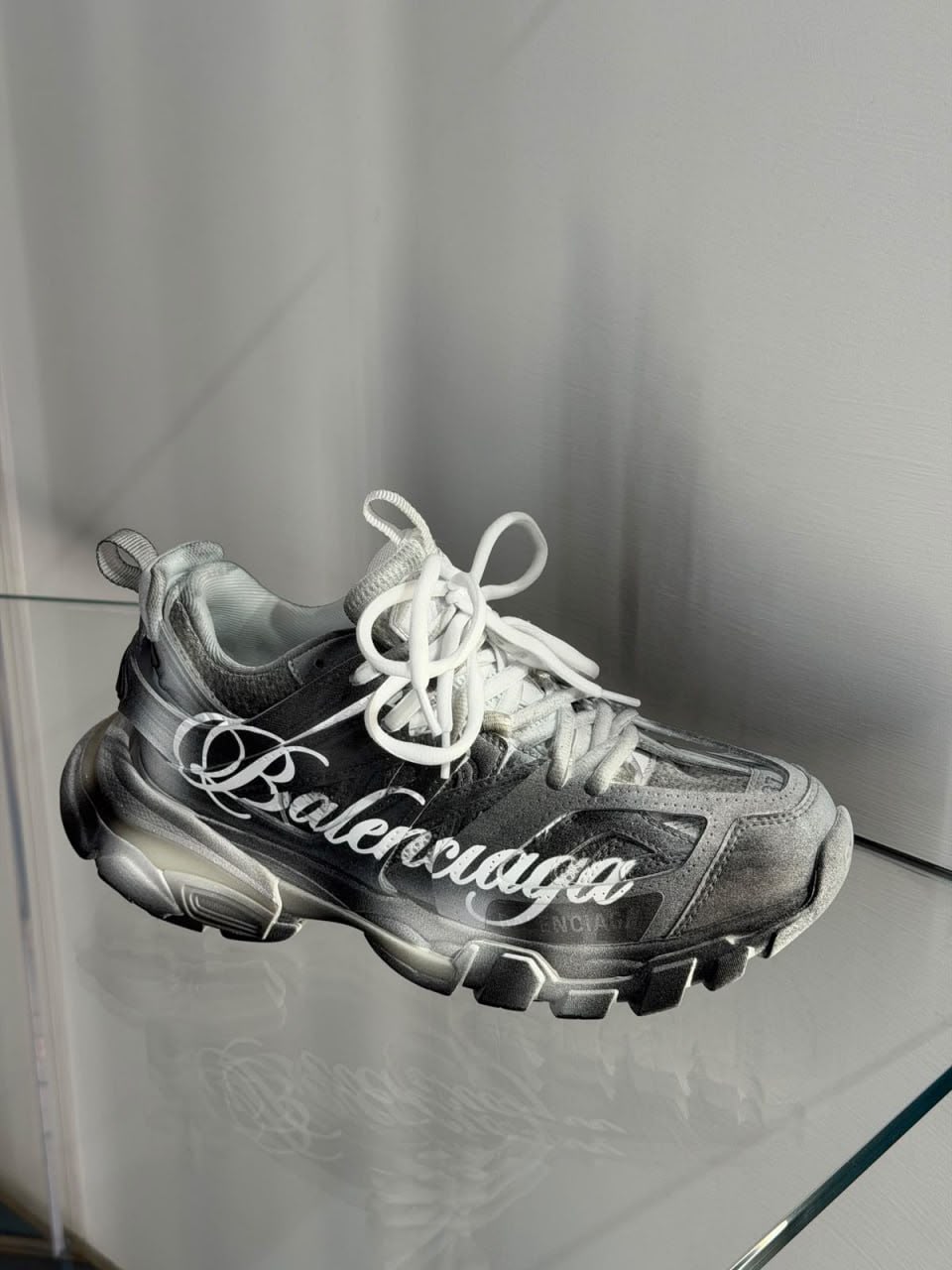 Track Sneaker Graffiti