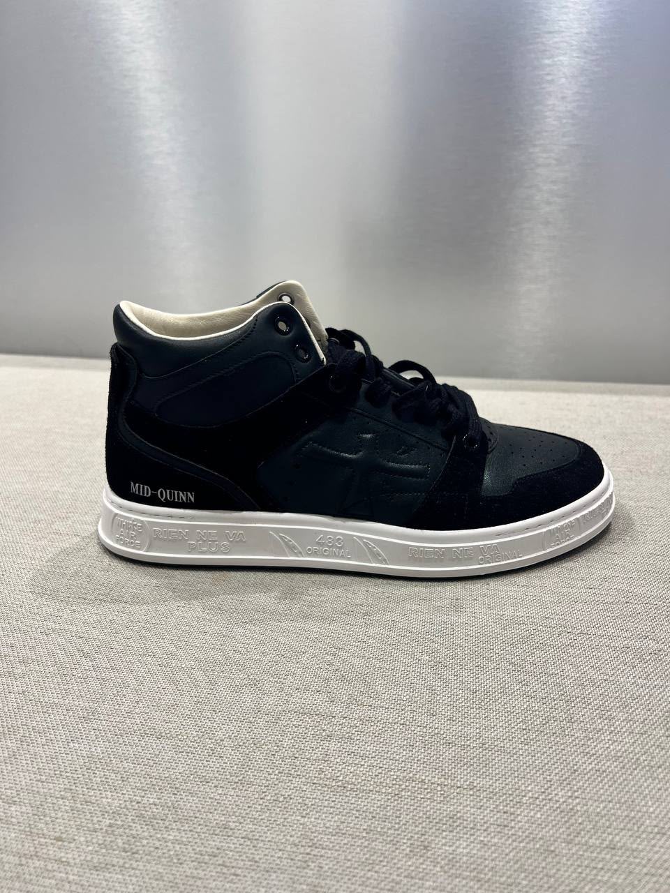 Mid-Quinn Sneakers