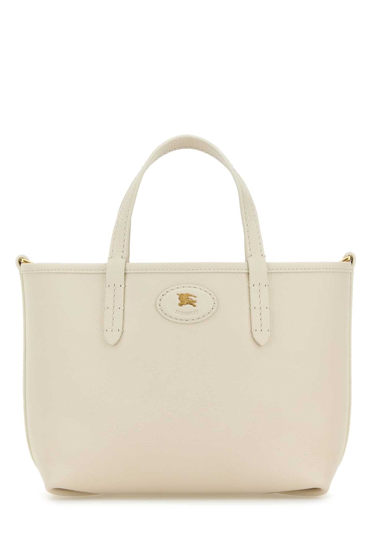 BURBERRY LL MN REVERSIBLE TOTE C&L For Women Exterior: 100% Calf Lining: 69% Coton 21% Viscose 10% Linen Finishing: Golden metal