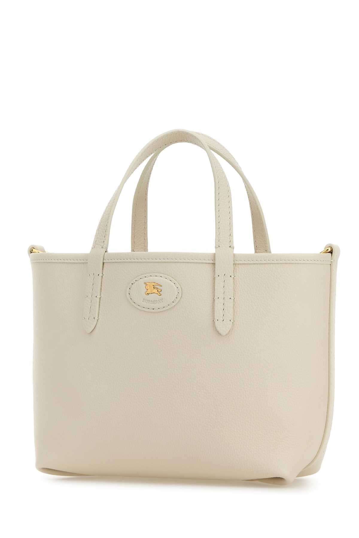 BURBERRY LL MN REVERSIBLE TOTE C&L For Women Exterior: 100% Calf Lining: 69% Coton 21% Viscose 10% Linen Finishing: Golden metal