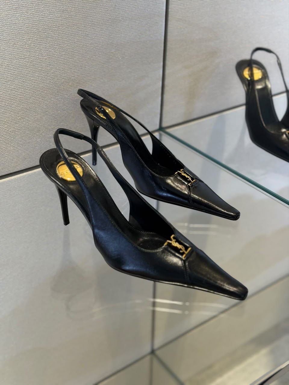 Le 5 à 7 Slingback Pumps in Smooth Leather