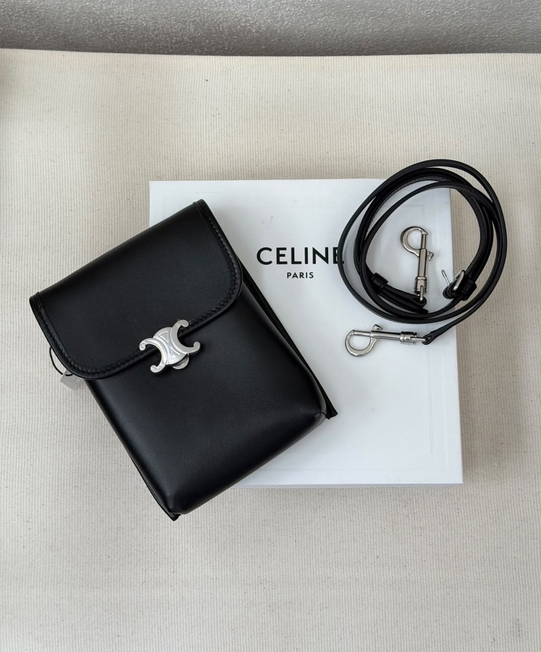 Triomphe Vertical Mobile Pouch