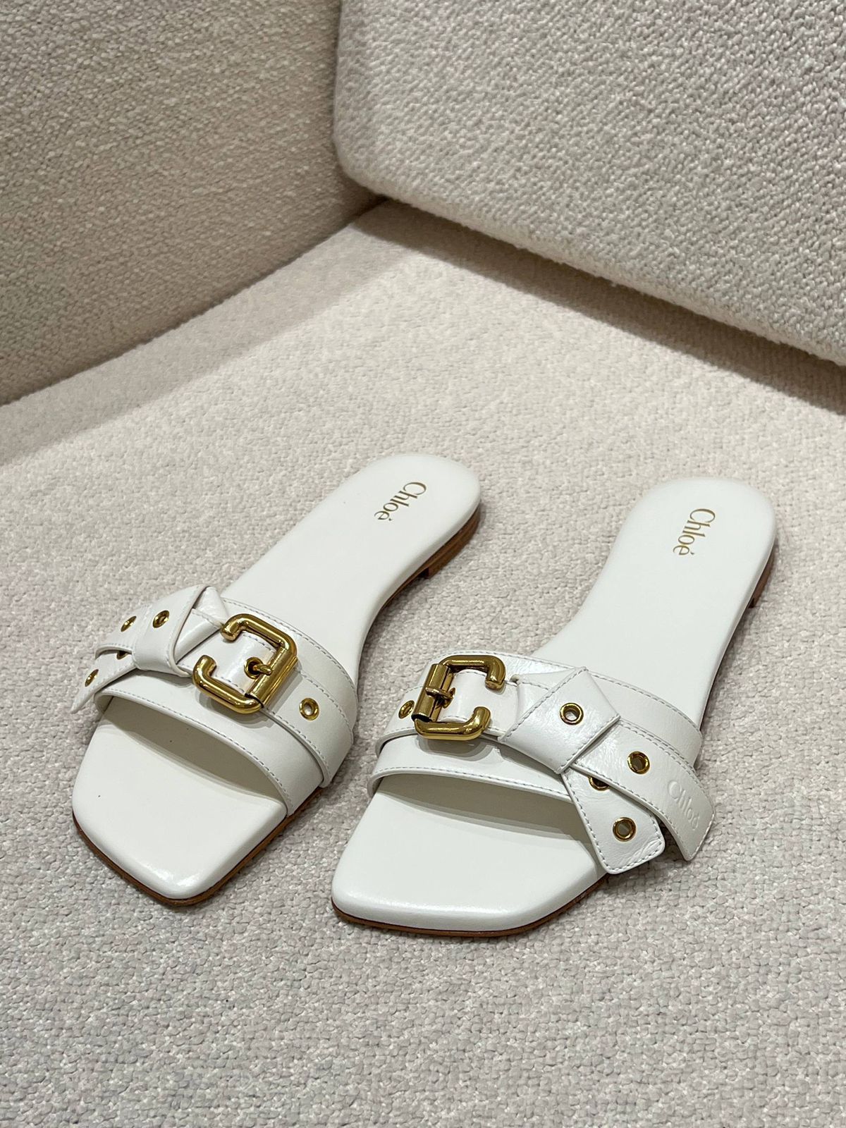 Chloé 'Lilli' Buckle-Detailed Leather Thong Sandals