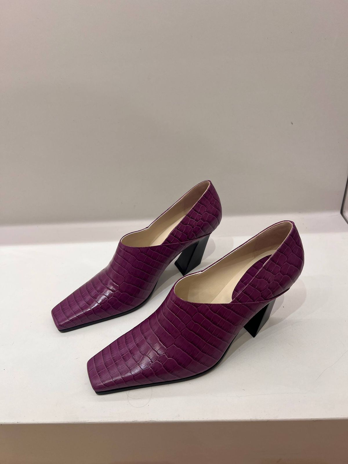 Crocodile-embossed leather pumps